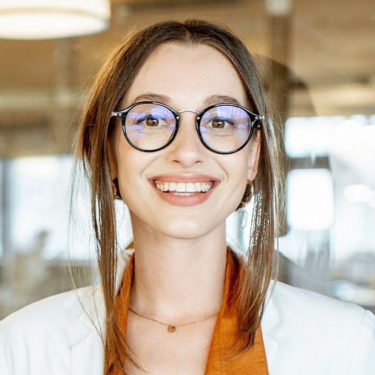 woman portrait indoors GJ96G46